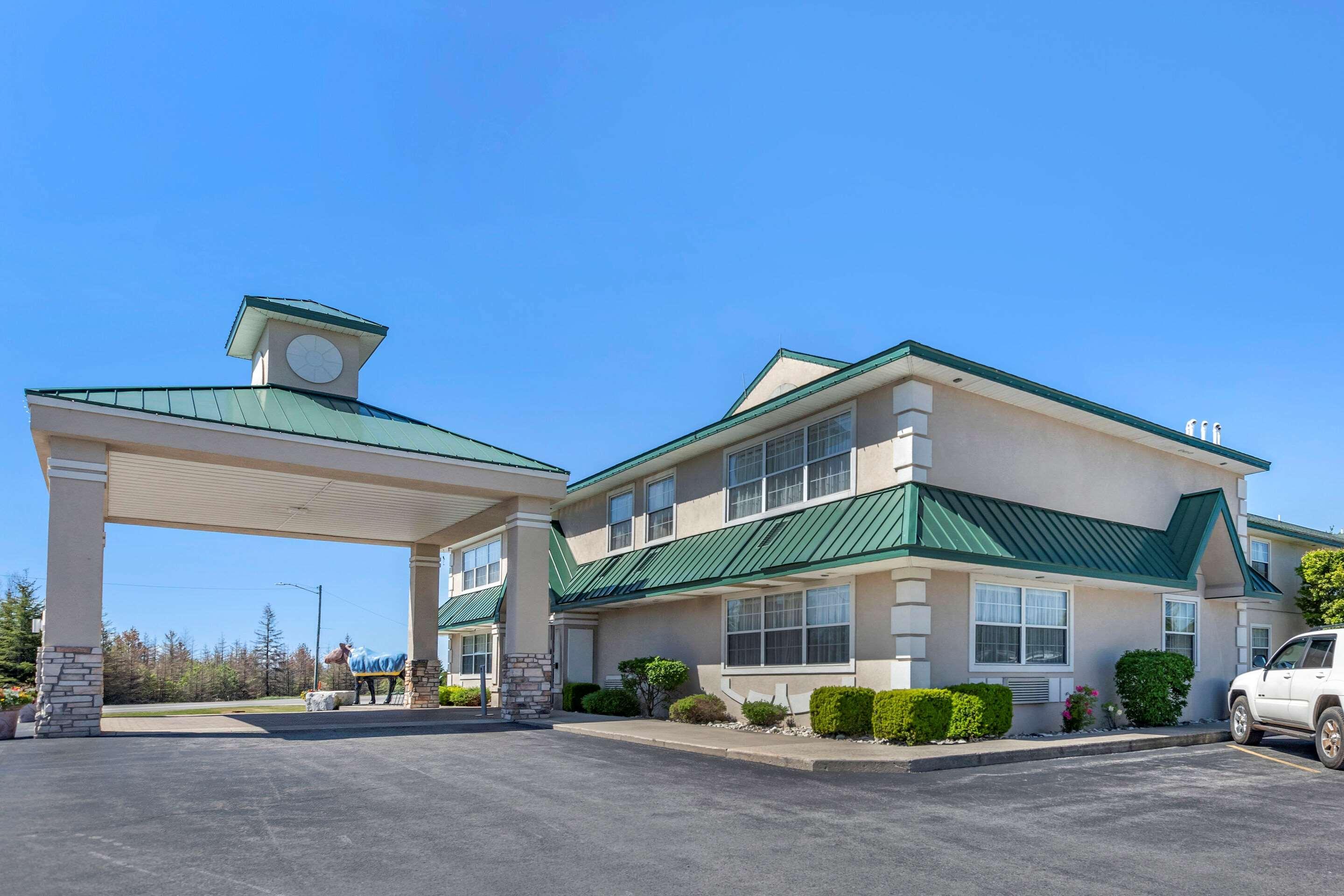 Quality Inn & Suites Manistique Exterior foto